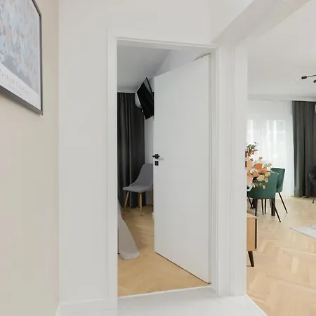 Stylish Heart Of By Renters * Varsavia